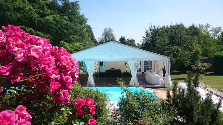 chapiteau opaque blanc devant une piscine