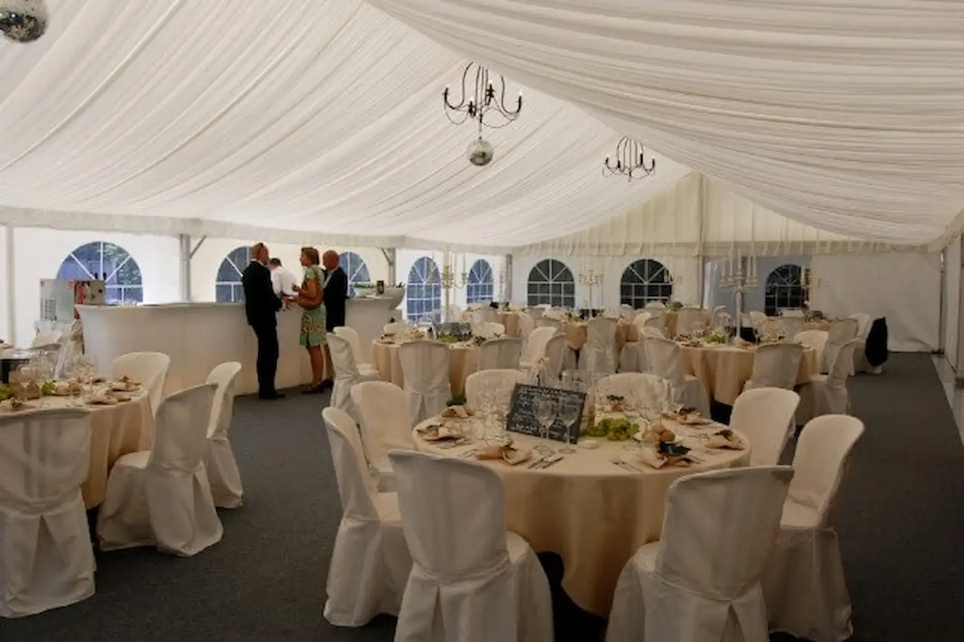 Chapiteau blanc pour mariage Grenoble